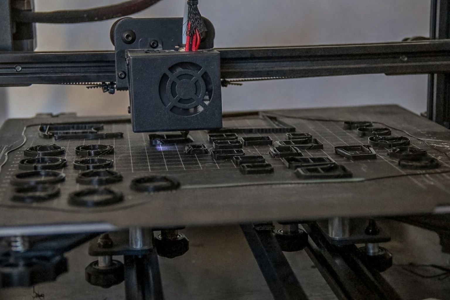 Imprimante 3D en action créant des composants d'aménagement Work System.