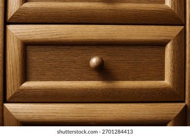 Gros plan sur un bouton de tiroir rond en bois marron classique.