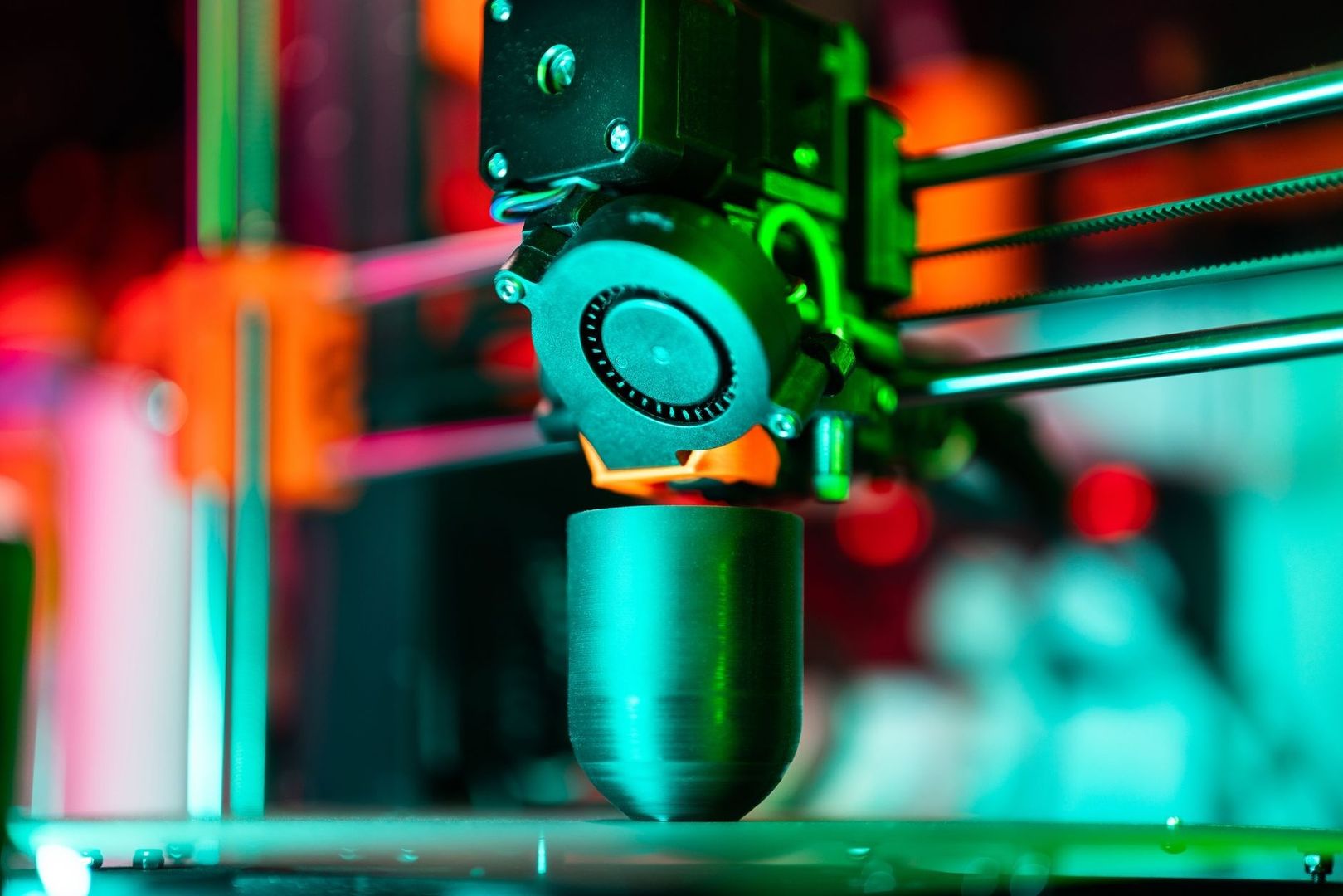 Imprimante 3D déposant un filament sur une pièce cylindrique