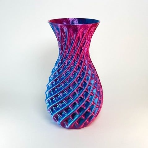 Vase imprimé en 3D, ajouré, aux reliefs torsadés bleus et roses