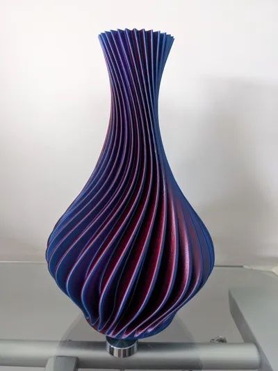 Vase bleu et violet aux parois torsadées, imprimé en 3D